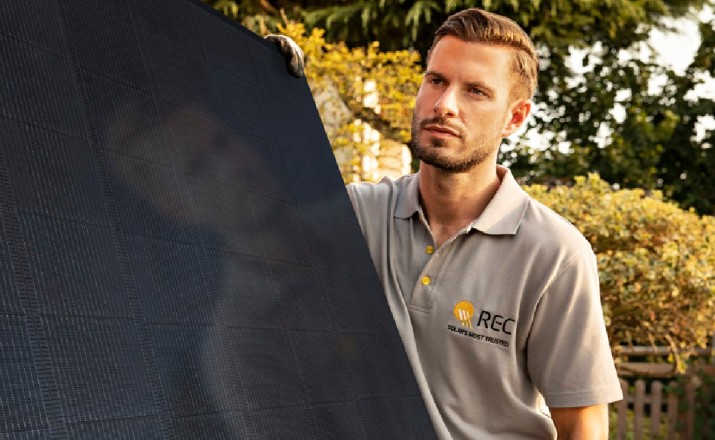 Få din REC-sertifisering som solcelleekspert gjennom online opplæring på engelsk eller tysk, levert av selve produsenten REC!
